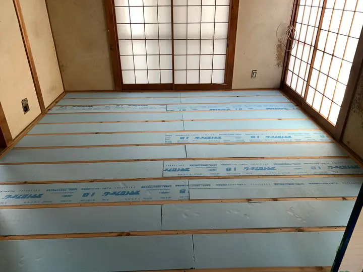 根太の間に断熱材を敷き込んだ状態