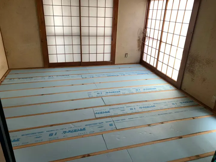 断熱材の敷き込み（別アングル）