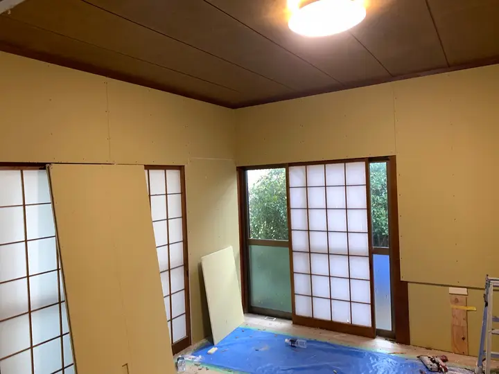 壁・天井の改修中の和室